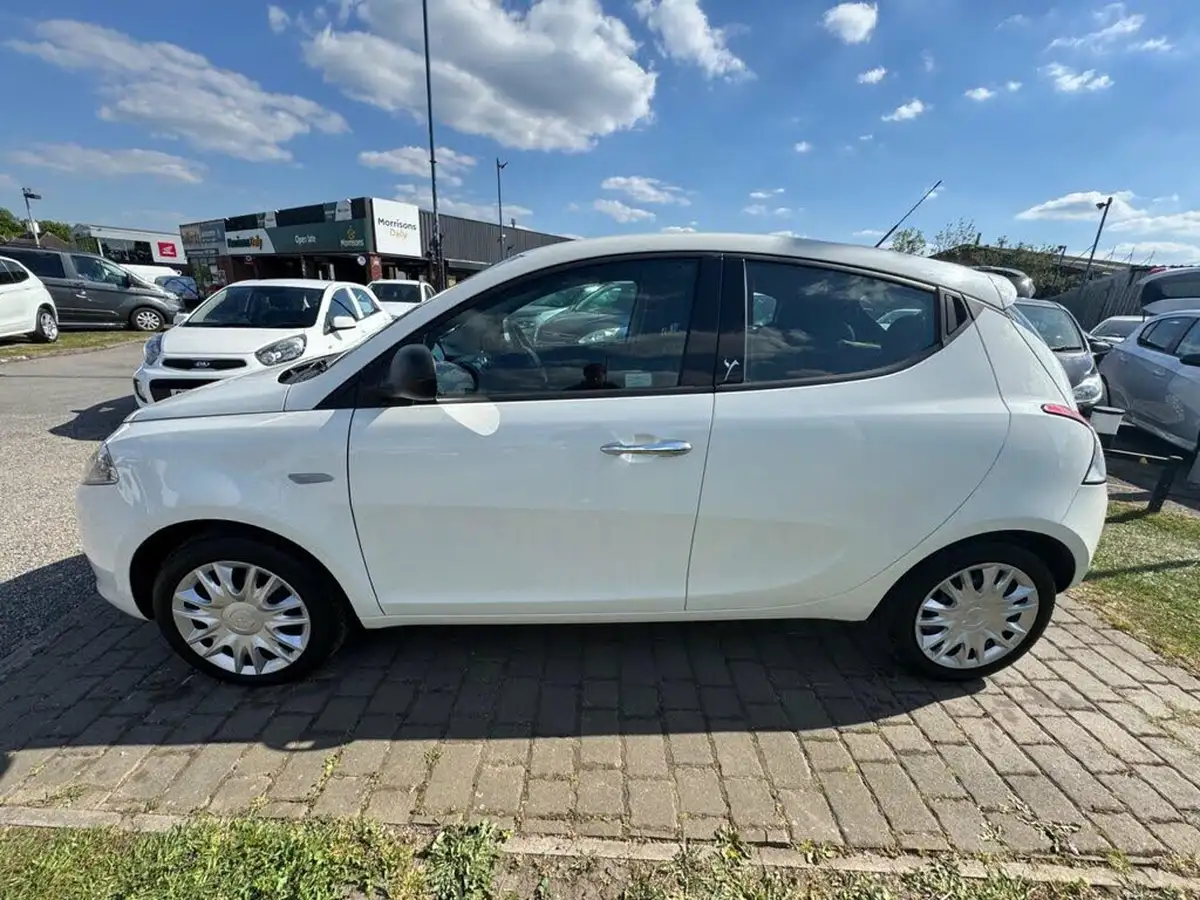 2013-chrysler-ypsilon-12-s-big-6