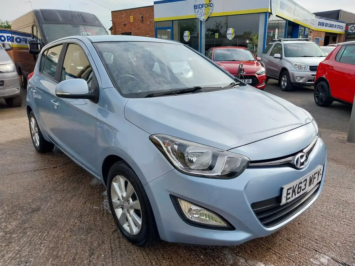 2013-hyundai-i20-12-active-5d-big-1