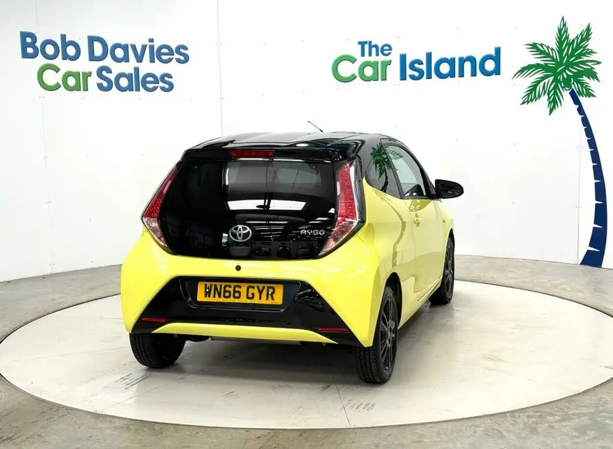 2016-toyota-aygo-10-vvt-i-x-cite-3-bi-tone-yellow-3d-big-8