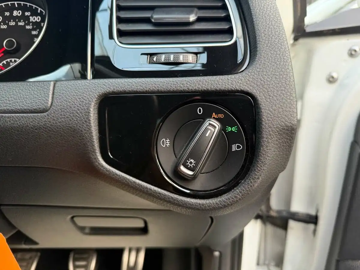 2017-volkswagen-golf-15-tsi-r-line-5d-big-25