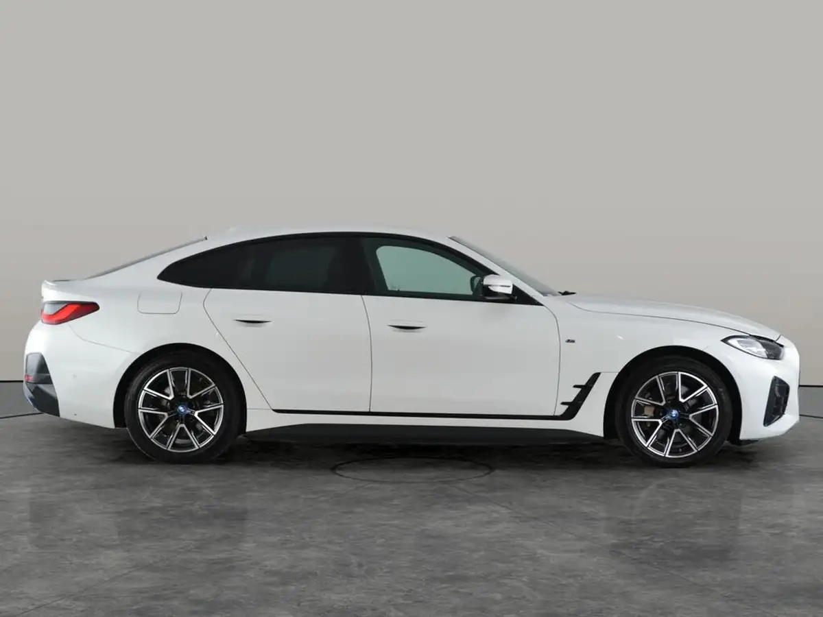 2022-bmw-i4-e-edrive40-m-sport-big-12