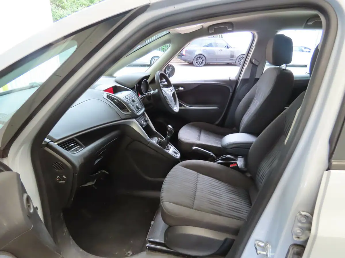 2013-vauxhall-zafira-tourer-20td-exclusiv-130ps-ecoflex-ss-big-9