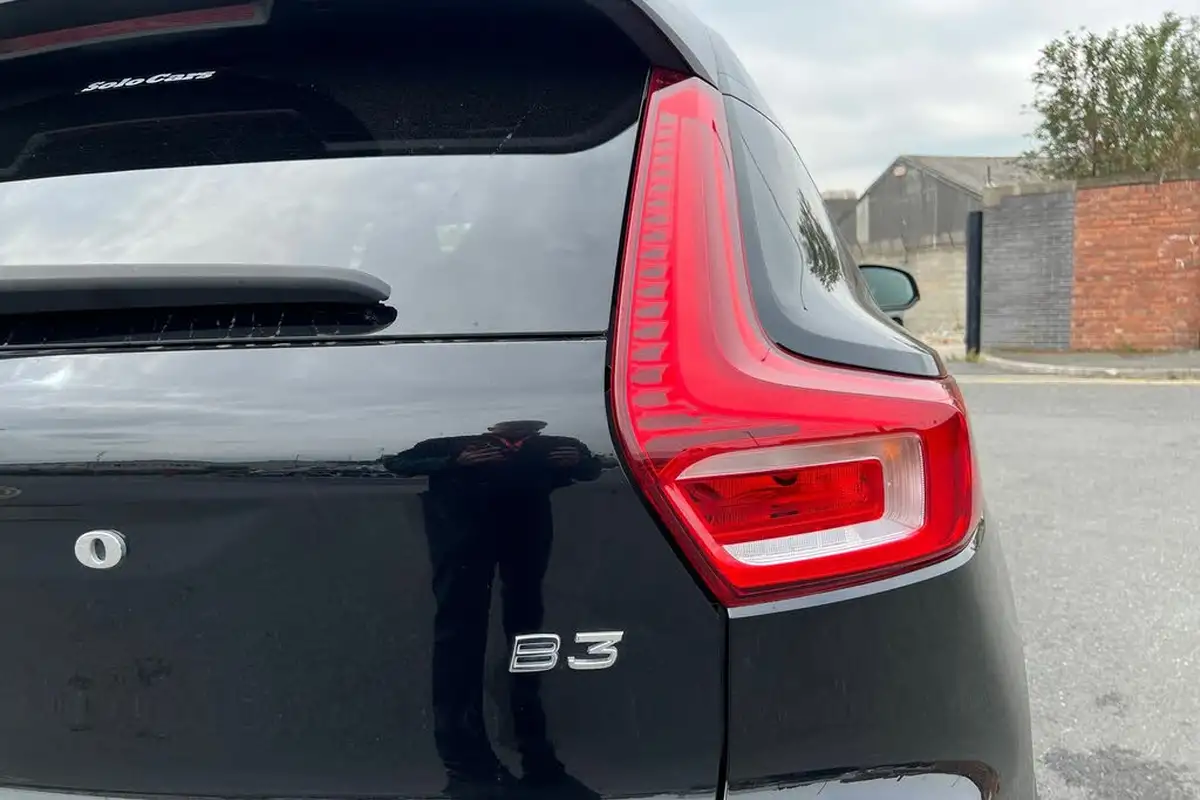 2022-volvo-xc40-20-b3-plus-big-19