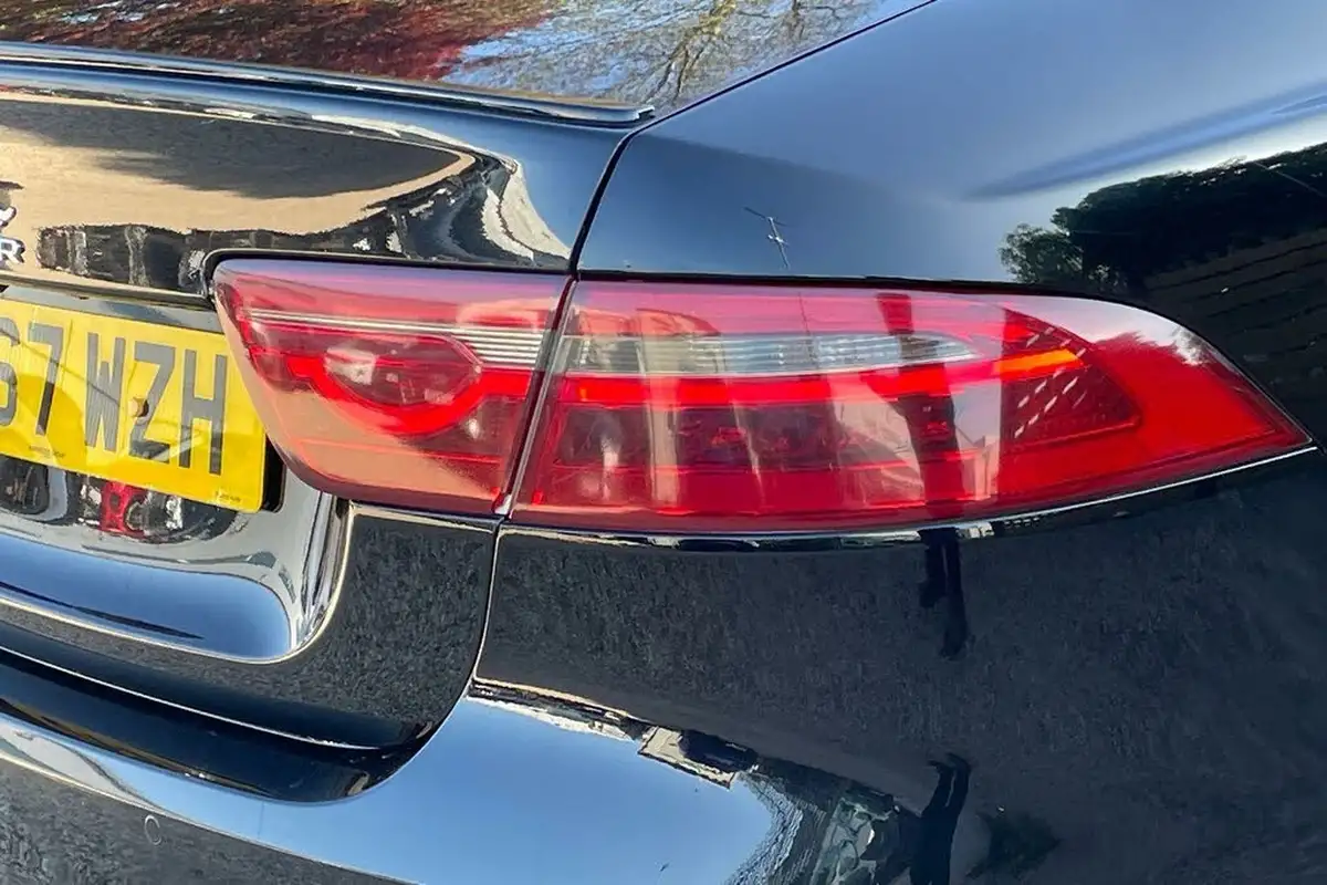 2018-jaguar-xe-20i-r-sport-249ps-1998cc-big-19