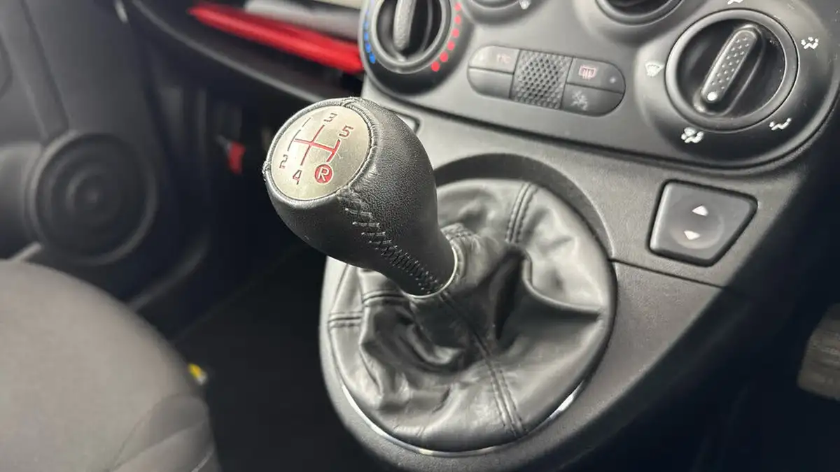 2016-abarth-500-14-tjet-595-yamaha-factory-racing-big-15
