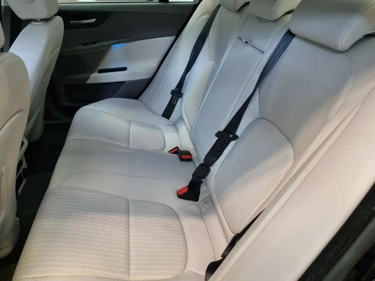 2015-jaguar-xe-20td-portfolio-180ps-auto-big-17