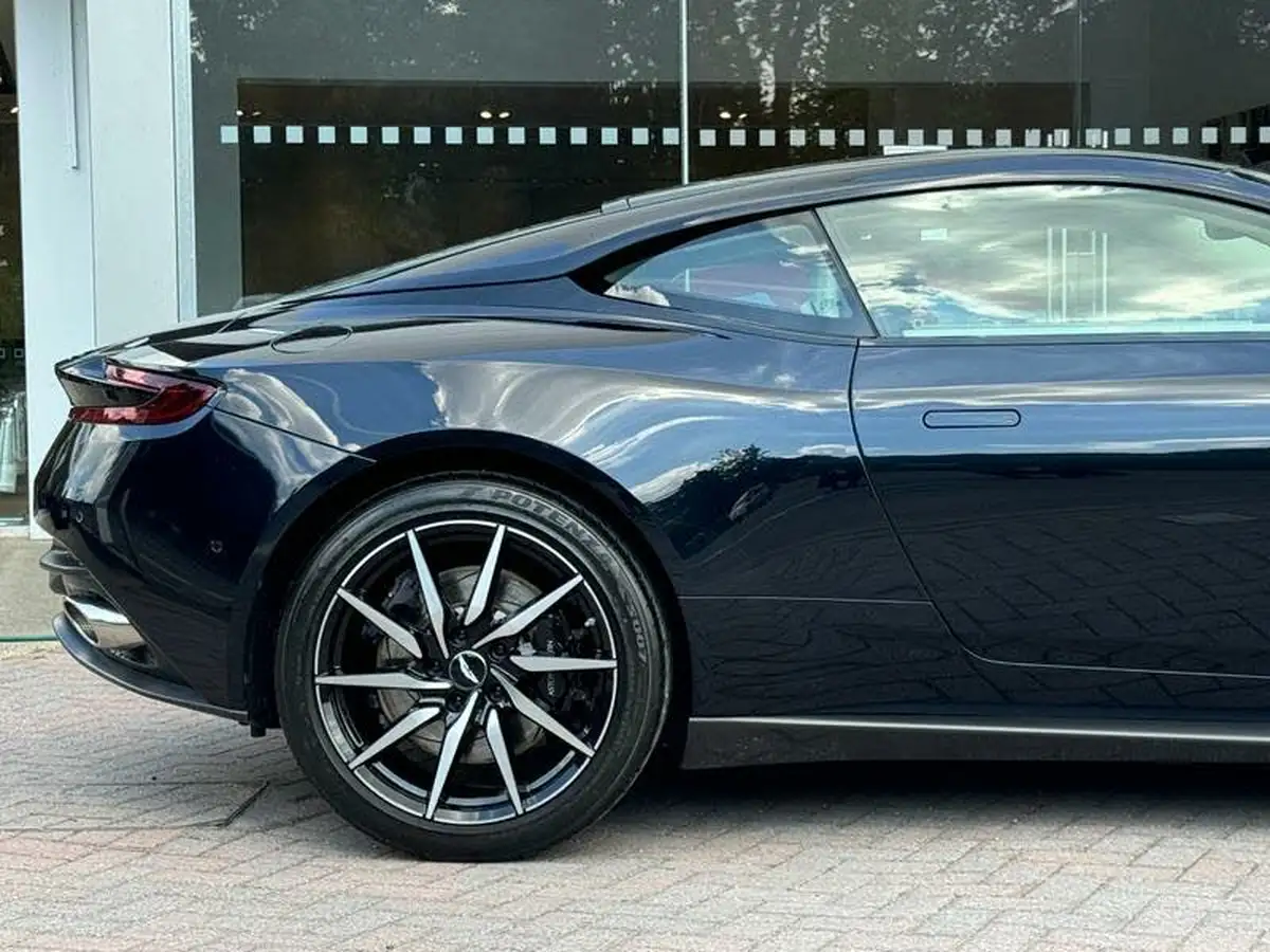 2017-aston-martin-db11-52-v12-big-14
