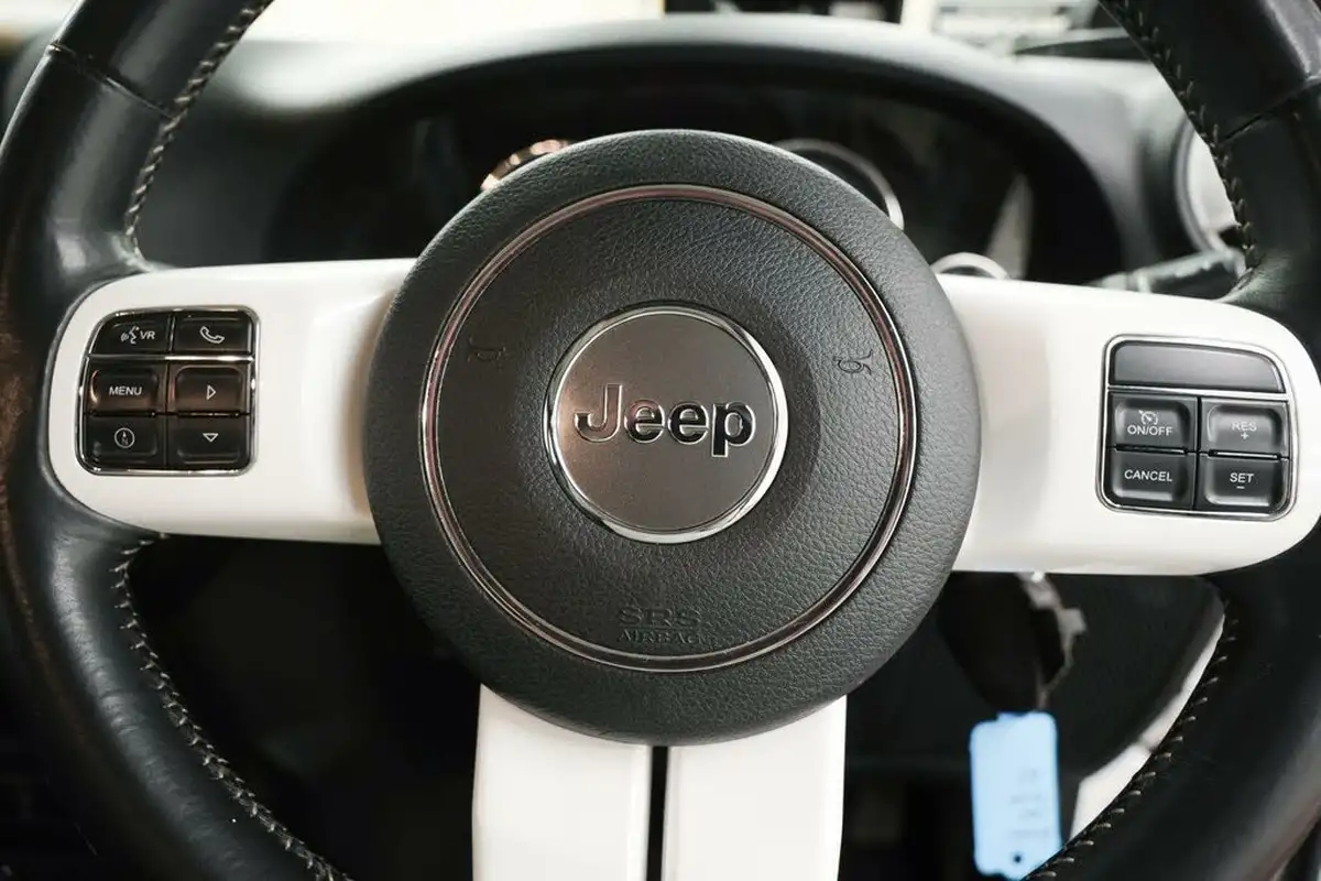 2014-jeep-wrangler-28crd-polar-5d-big-23