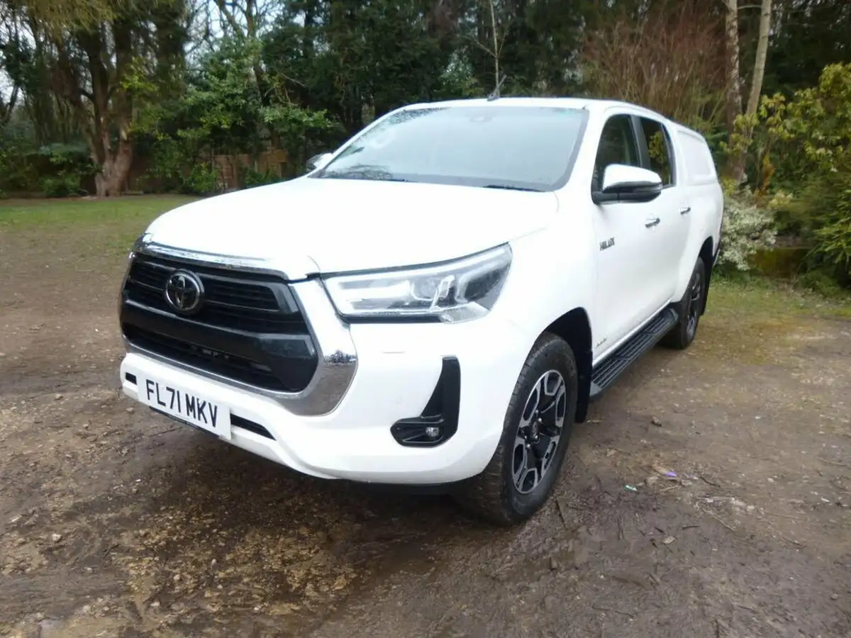 2021-toyota-hi-lux-24d-4d-invincible-150hpeu6d-big-1