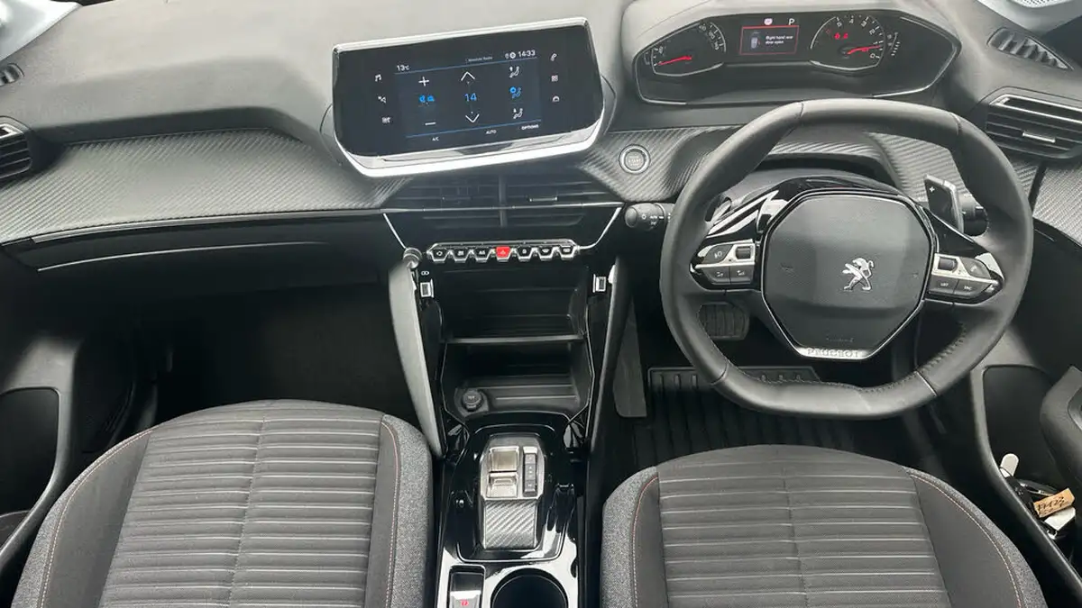 2023-peugeot-208-12-puretech-active-premium-100ps-eat8-big-3