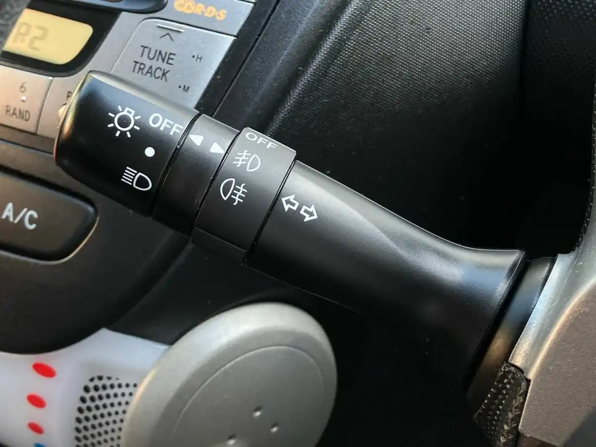 2012-toyota-aygo-10-aygo-fire-5d-big-36