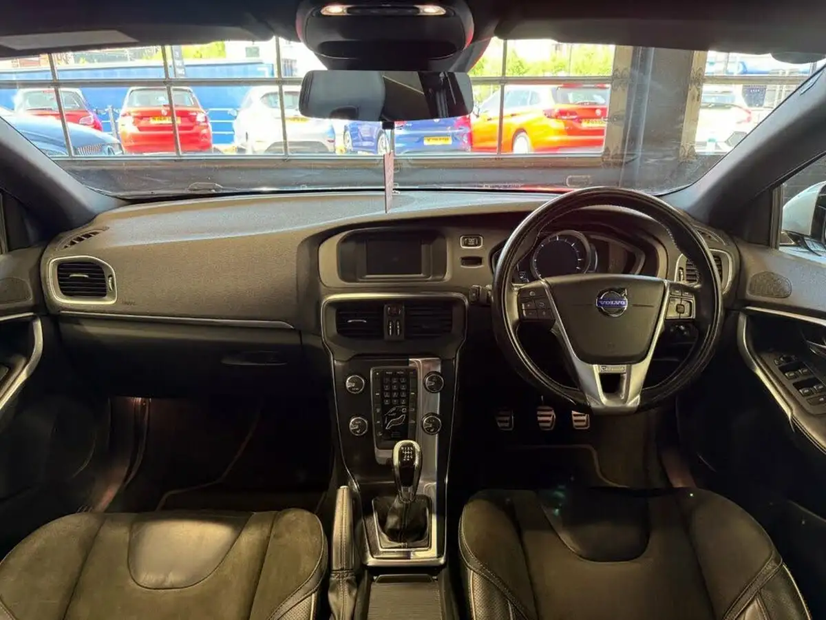 2014-volvo-v40-16td-d2-r-design-big-32
