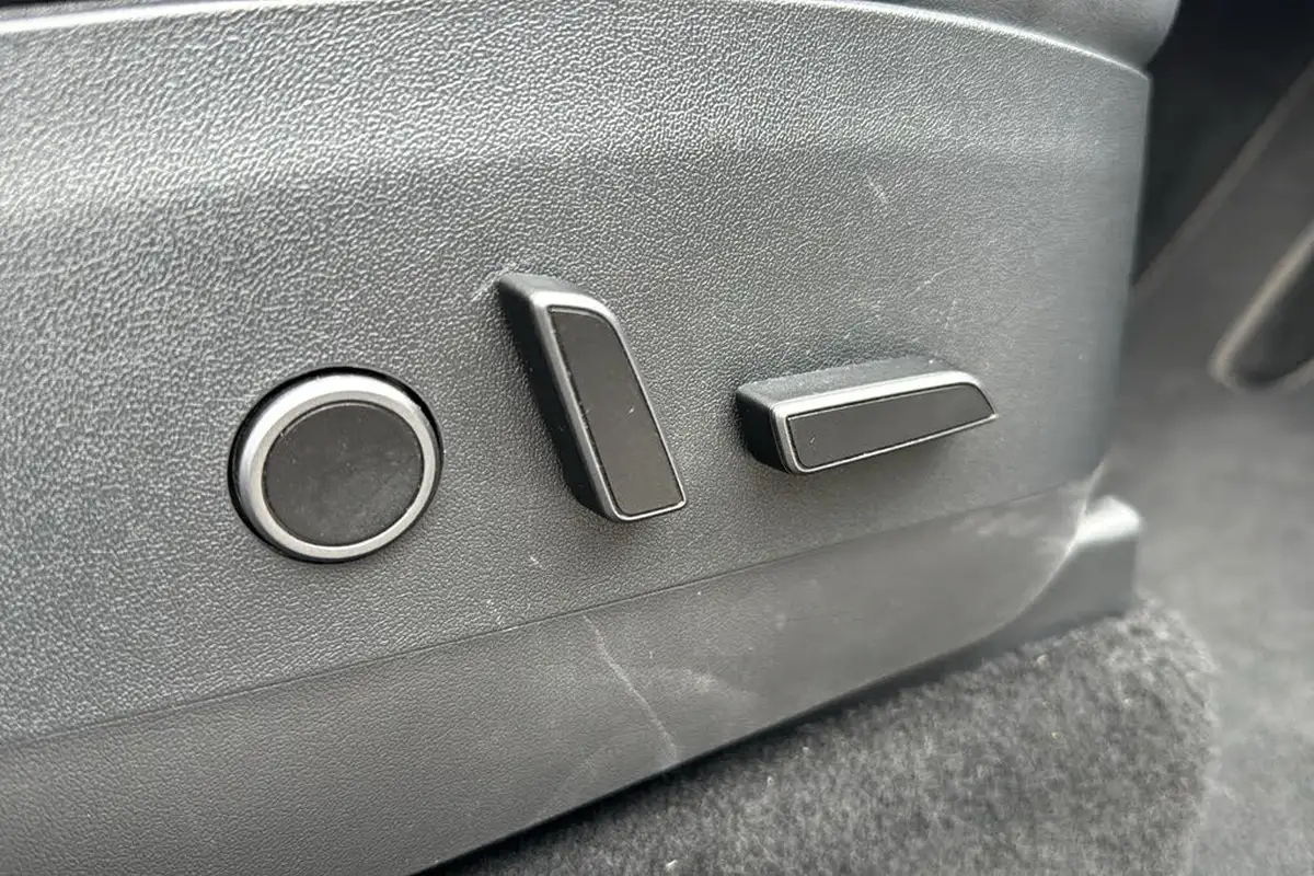 2022-tesla-model-y-e-long-range-big-28