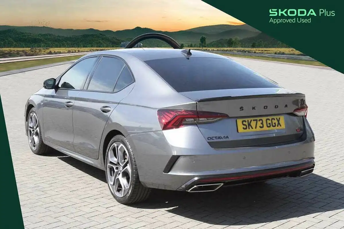2023-skoda-octavia-20-tsi-vrs-hatchback-dsg-big-2