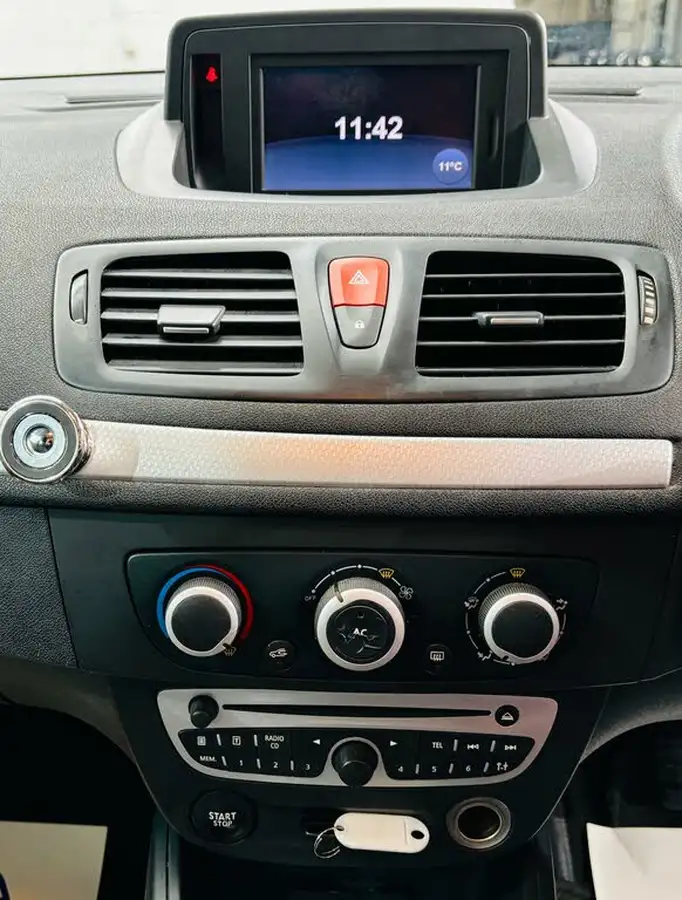 2010-renault-megane-16-dynamique-tom-tom-110bhp-hatchback-5d-big-22