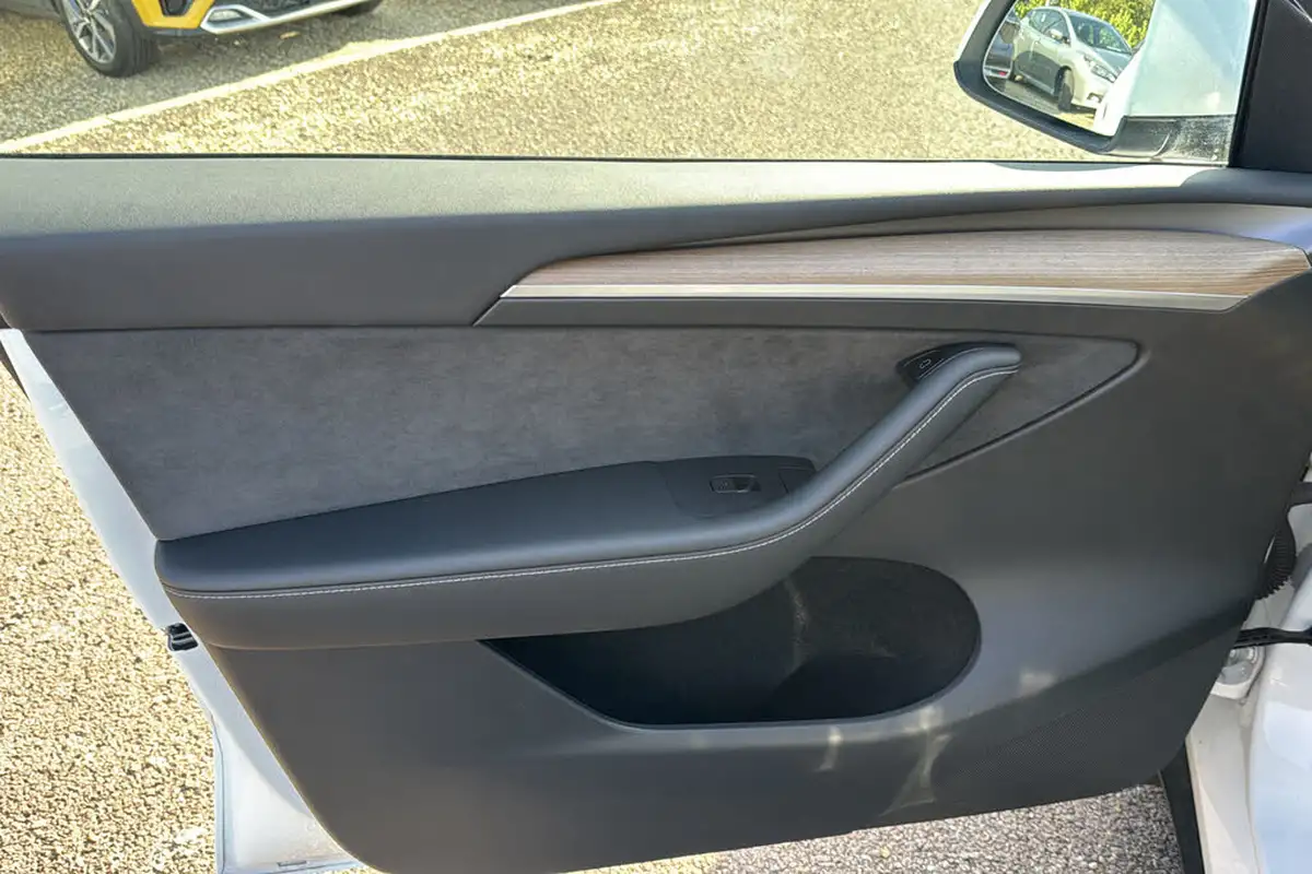2022-tesla-model-y-e-long-range-big-42