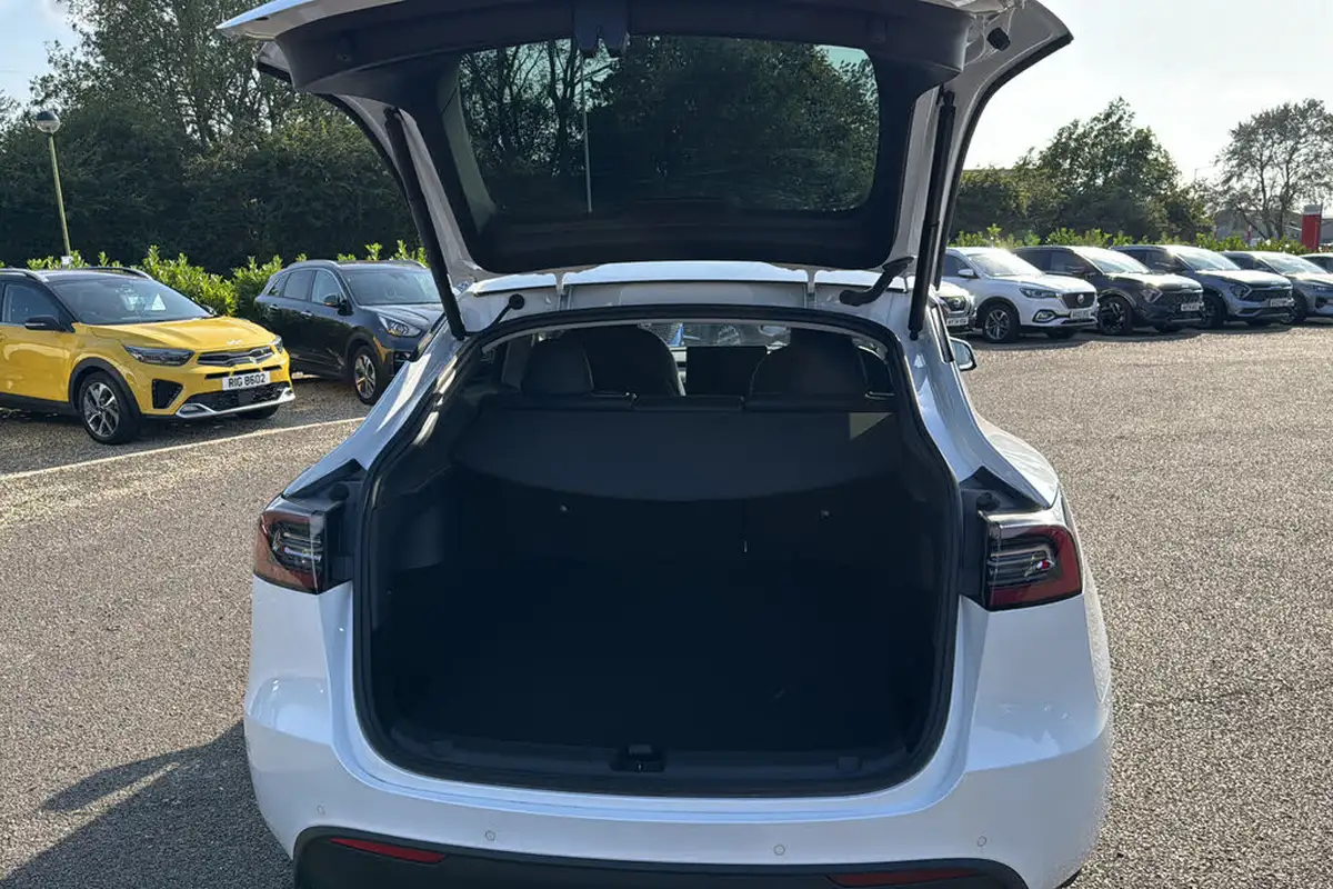 2022-tesla-model-y-e-long-range-big-18