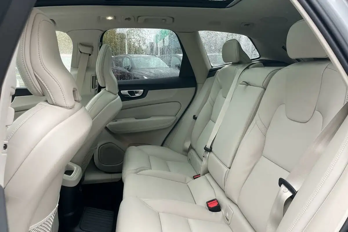 2024-volvo-xc60-20-t8-ultra-dark-big-31