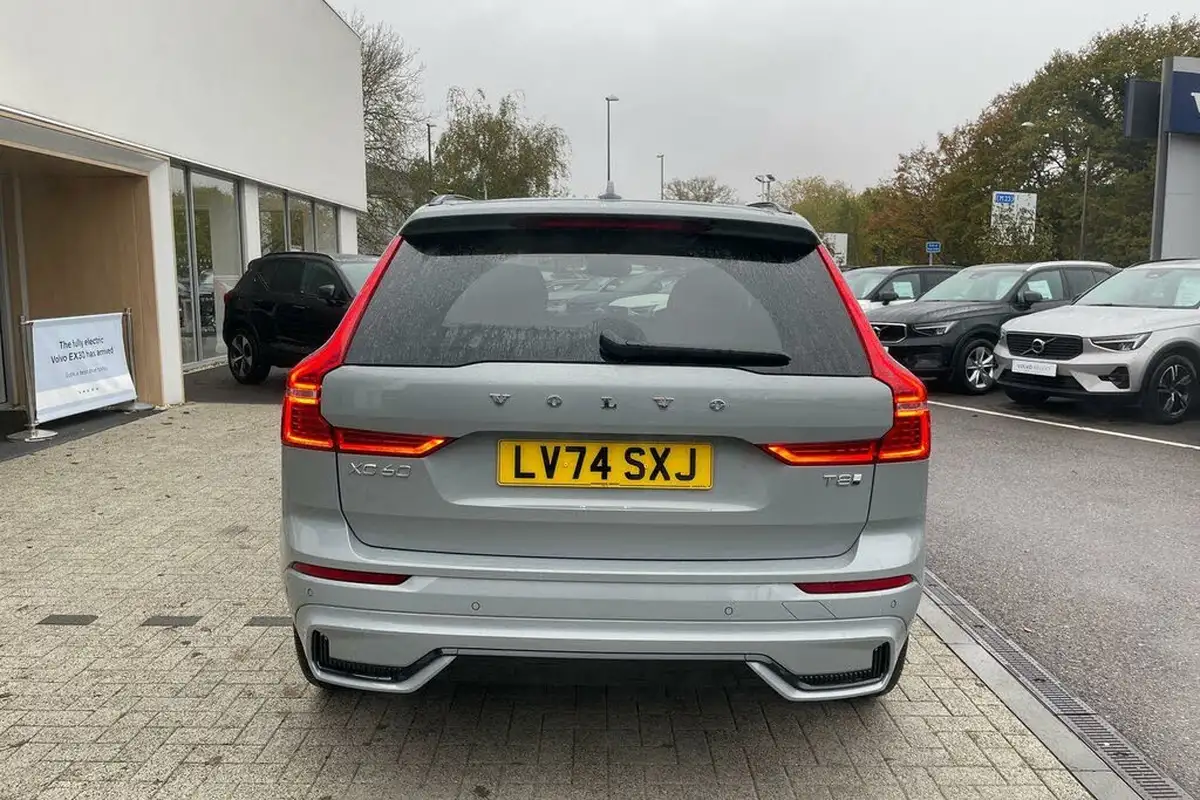 2024-volvo-xc60-20-t8-ultra-dark-big-7
