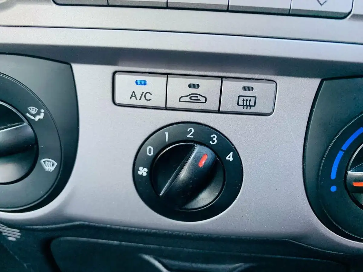 2012-hyundai-i20-12-classic-5d-big-20