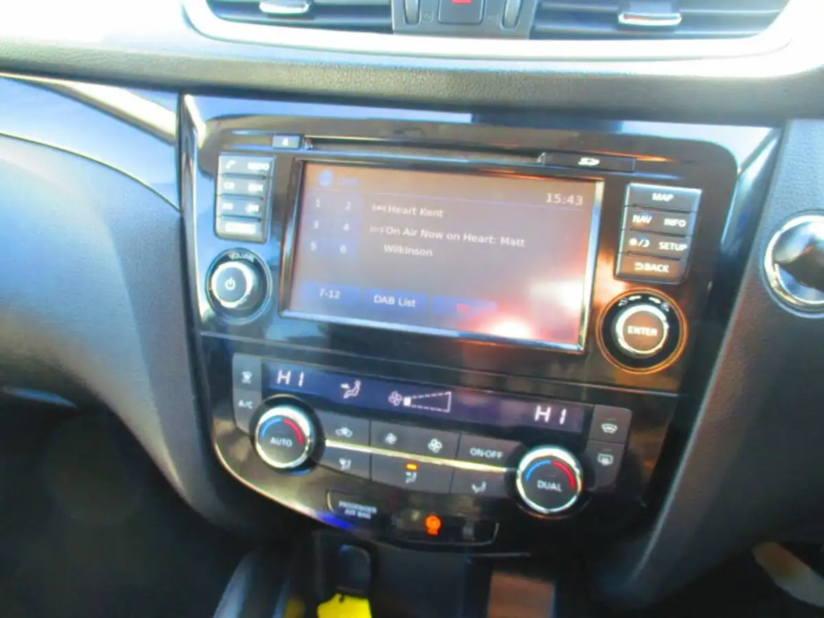 2015-nissan-qashqai-12-tekna-big-15