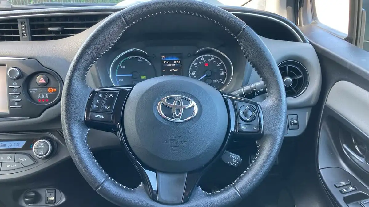 2020-toyota-yaris-15-vvt-i-icon-98bhp-hybrid-1497cc-e-cvt-big-7