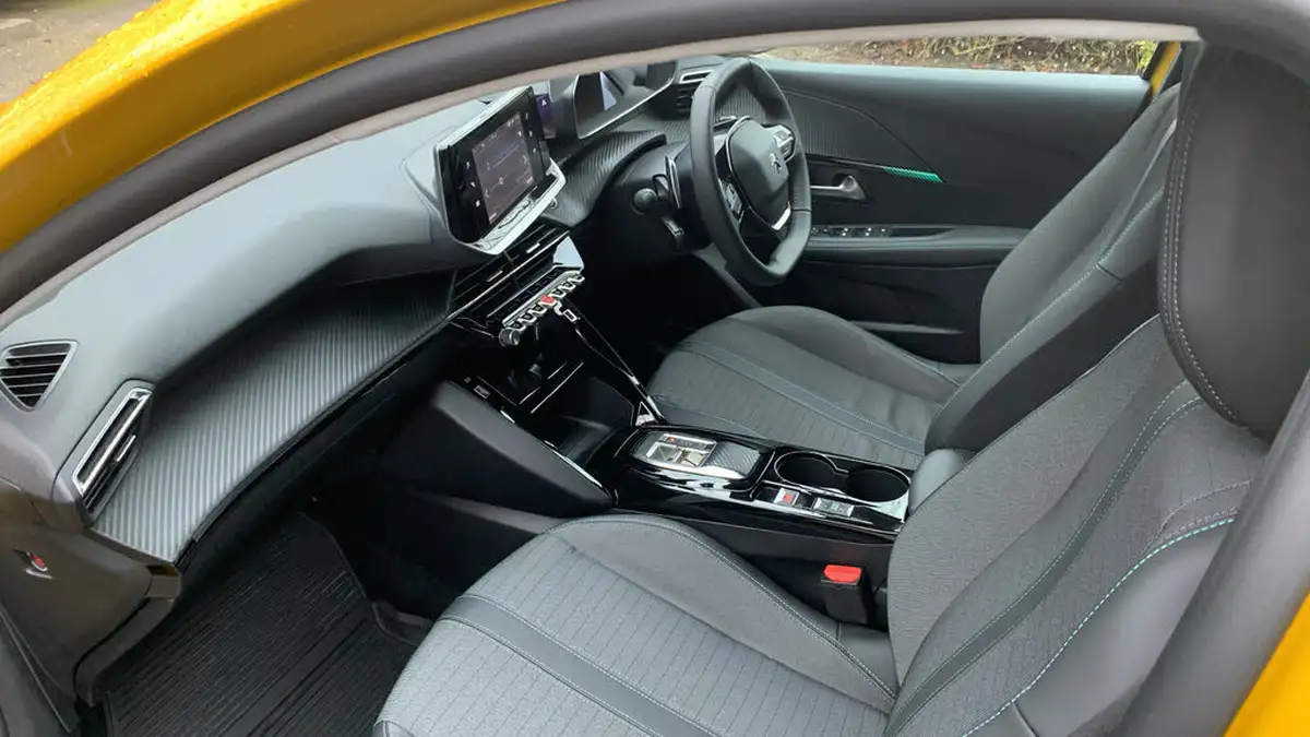 2023-peugeot-208-12-puretech-allure-premium-130ps-eat8-big-11