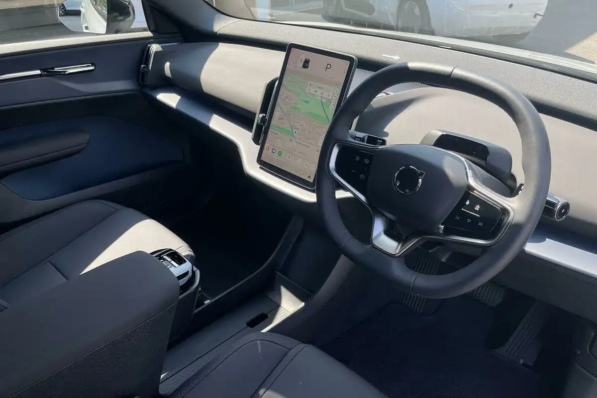 2024-volvo-ex30-e-single-motor-plus-extended-range-big-4