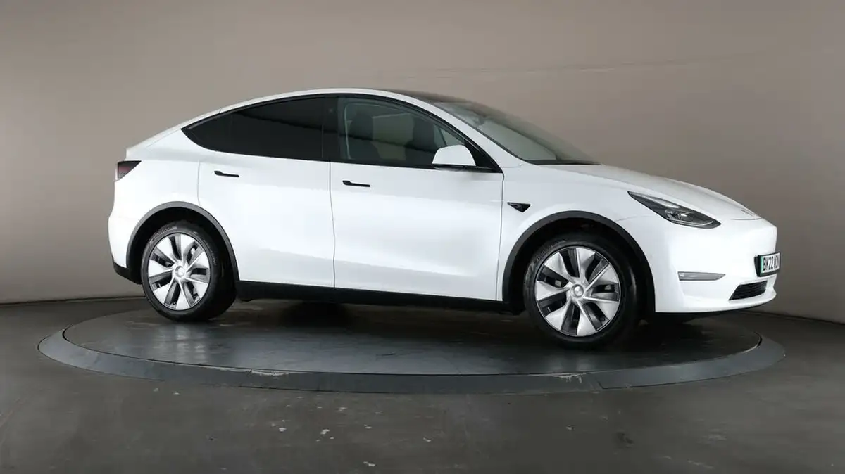 2022-tesla-model-y-e-long-range-big-47