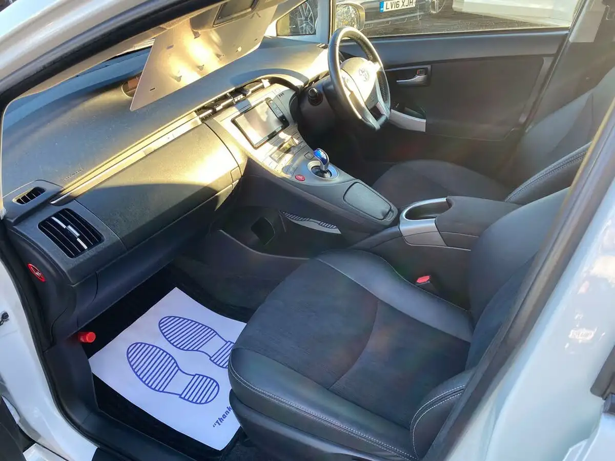 2015-toyota-prius-18-t-spirit-big-25