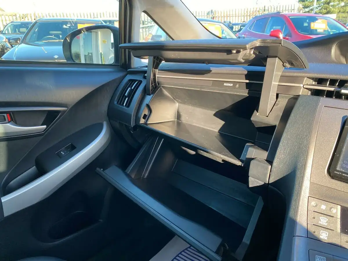 2015-toyota-prius-18-t-spirit-big-50