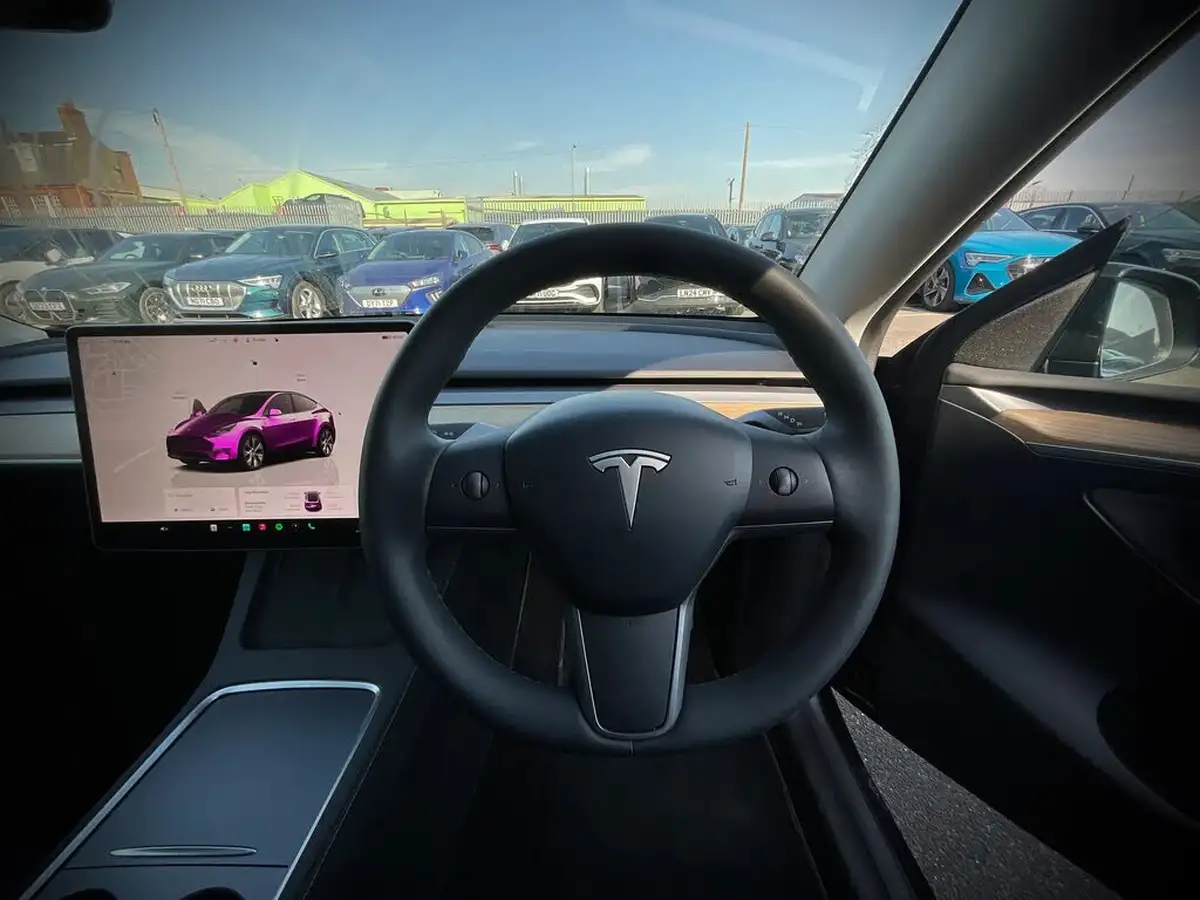 2022-tesla-model-y-e-long-range-big-22