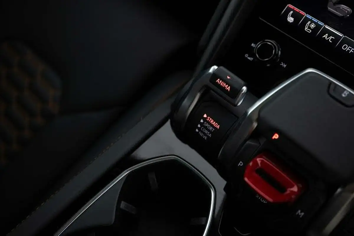 2024-lamborghini-urus-40-no-trim-big-15