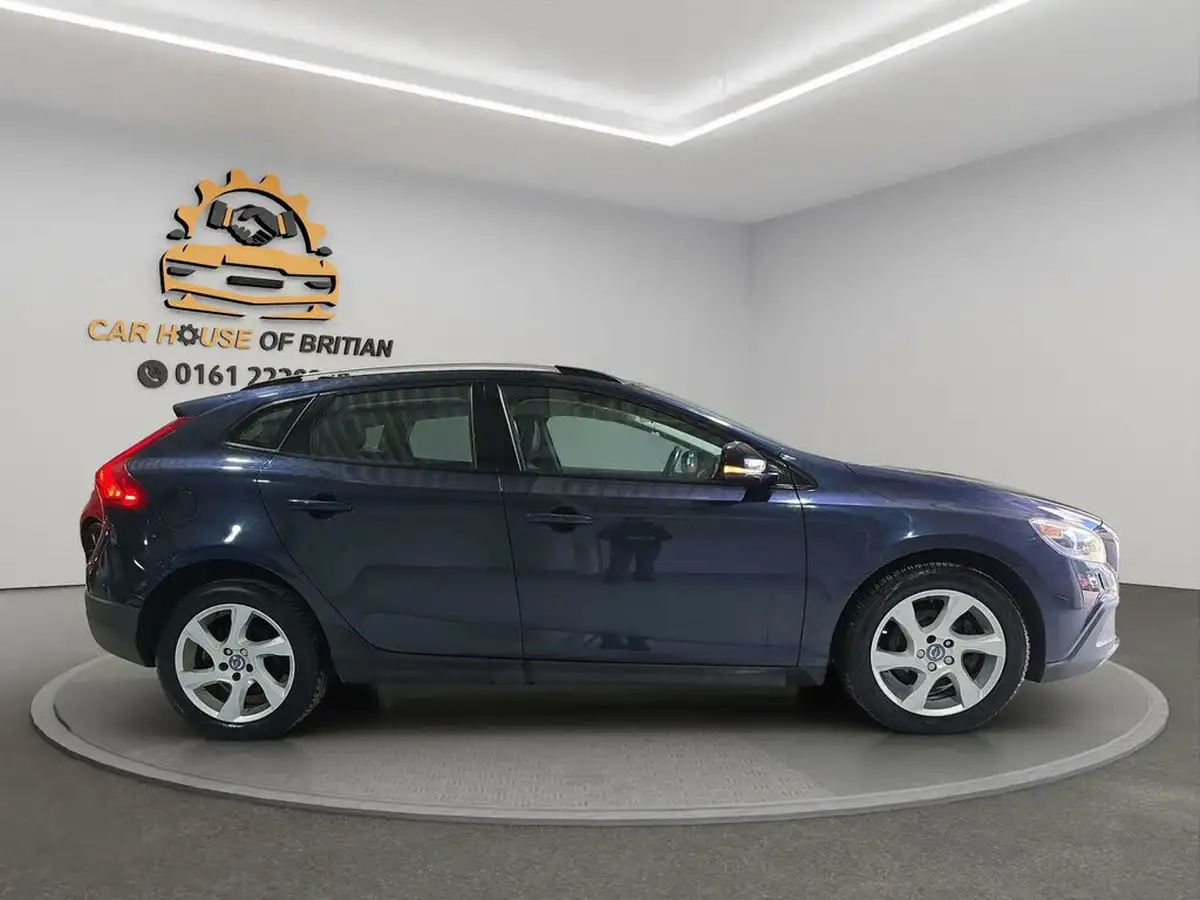 2015-volvo-v40-16td-d2-cross-country-lux-powershift-big-3