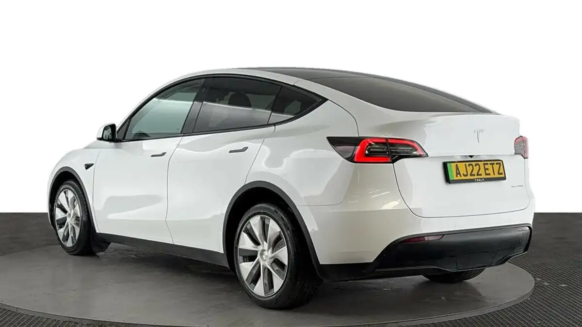 2022-tesla-model-y-e-long-range-big-5