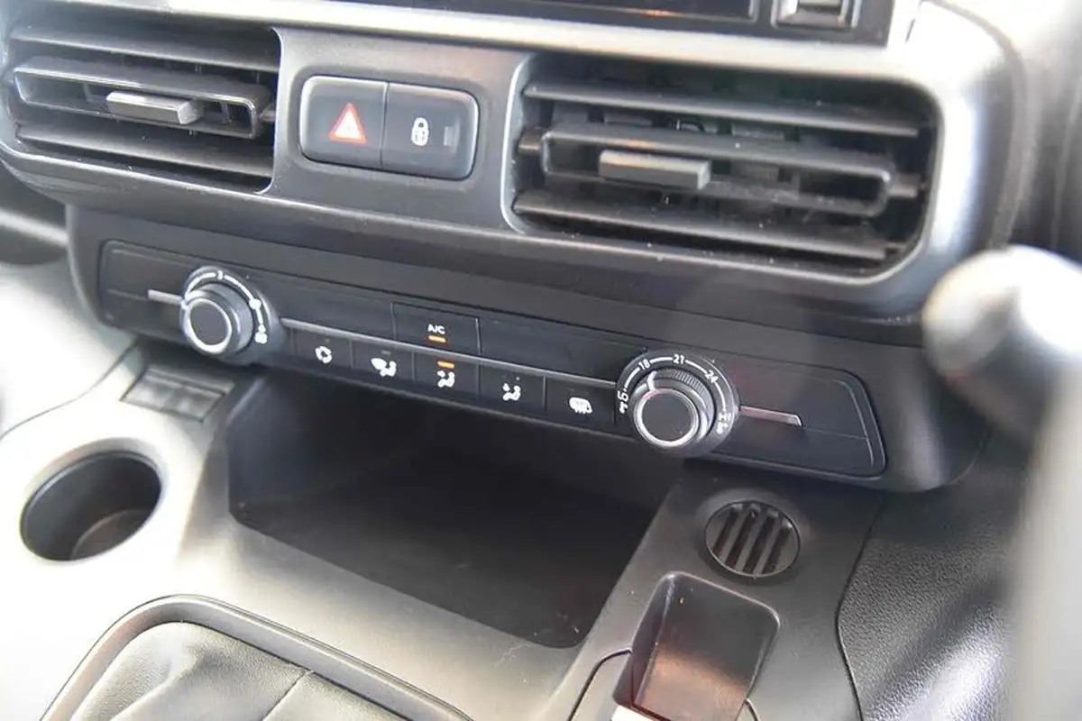 2020-citroen-berlingo-15bluehdi-950-enterprise-100pseu6dt-e-ss-panel-big-10