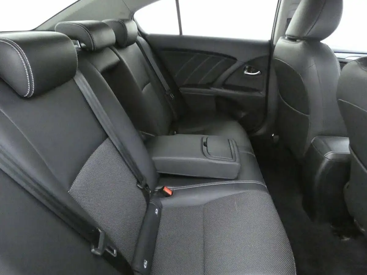 2017-toyota-avensis-20d-4d-design-saloon-4d-big-15