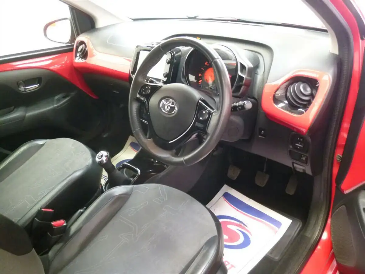 2015-toyota-aygo-10-x-pression-x-wave-x-tra-convenience-x-nav-big-14