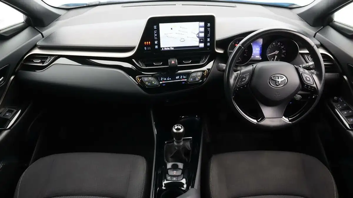 2018-toyota-c-hr-12-dynamic-big-13