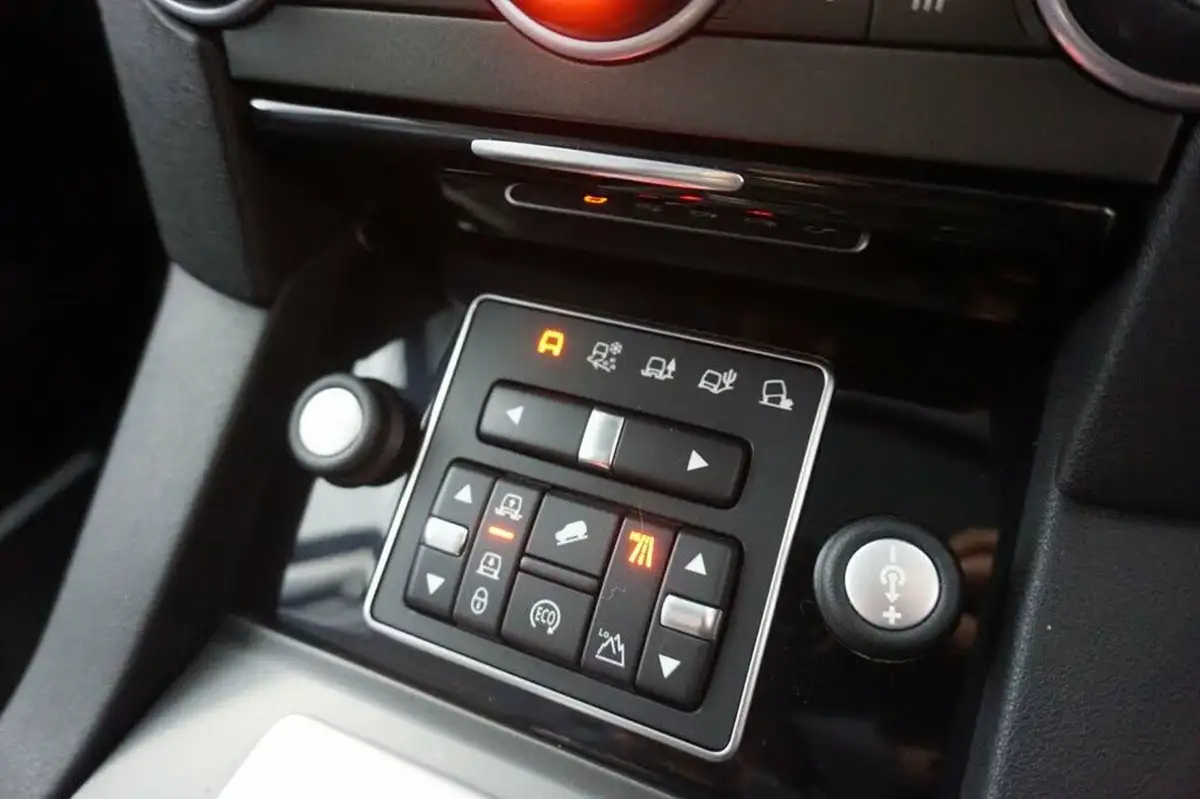 2016-land-rover-discovery-4-30-sd-v6-hse-big-34