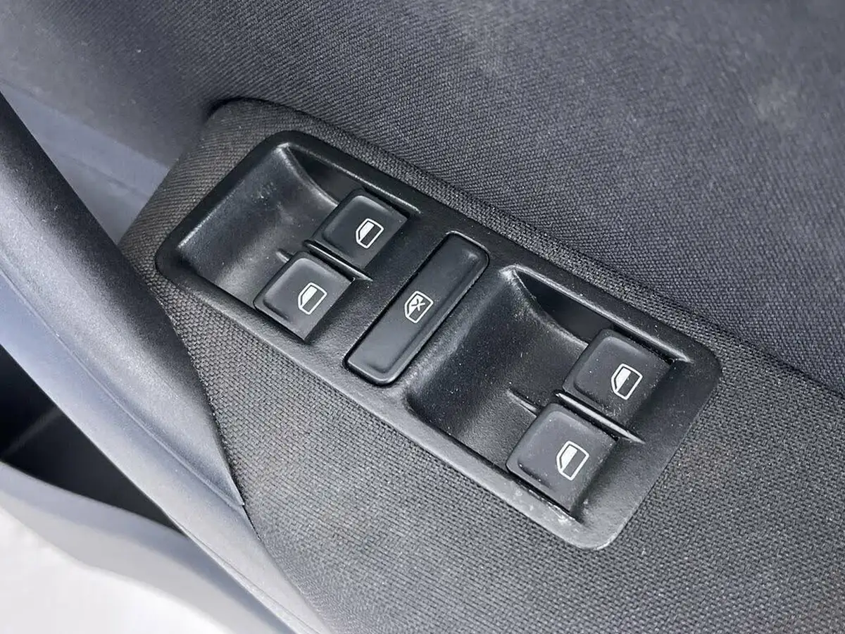 2016-volkswagen-polo-10-match-60ps-5d-big-48