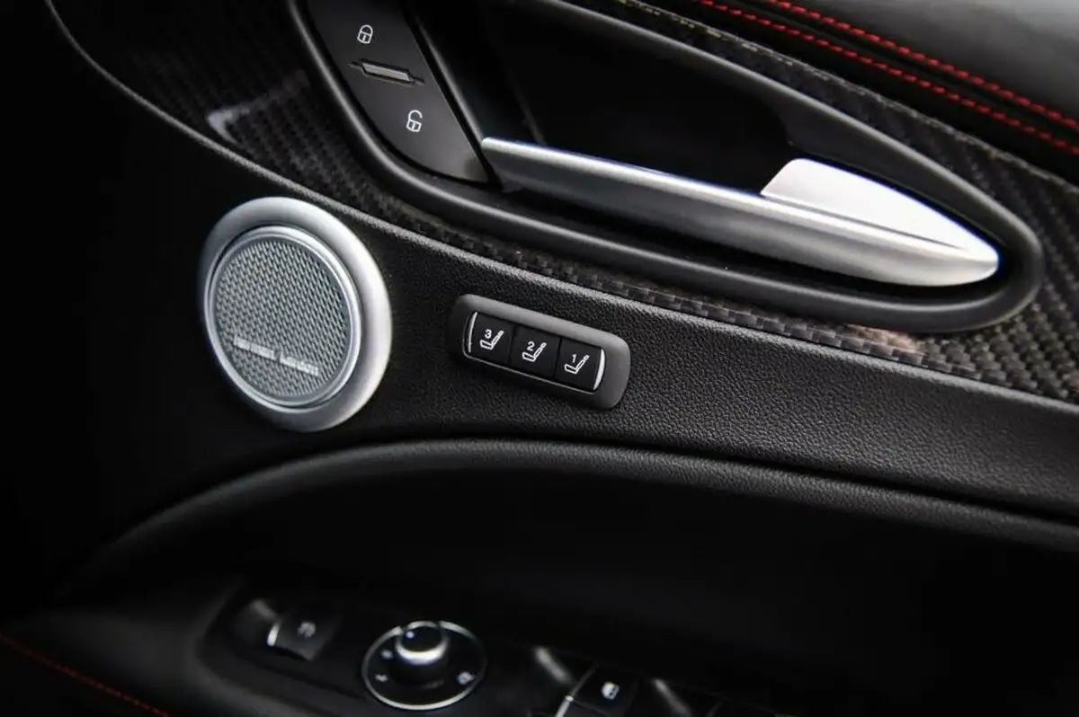2021-alfa-romeo-stelvio-29-biturbo-quadrifoglio-big-25