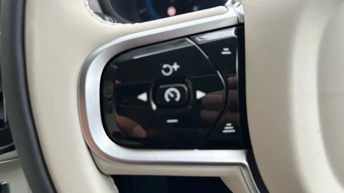 2025-volvo-v90-20-t6-plus-345bhp-dark-big-17