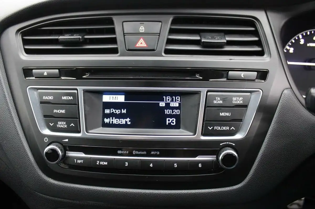 2016-hyundai-i20-10-active-big-17