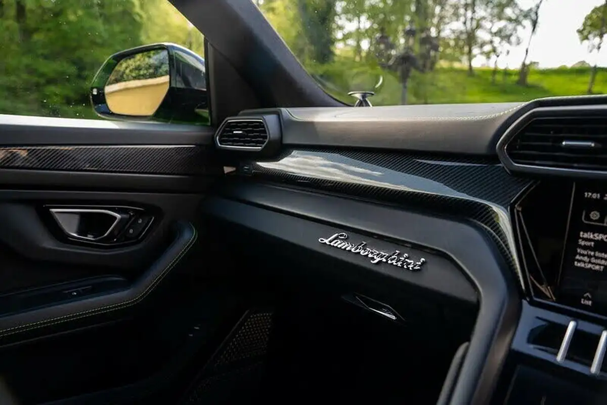 2021-lamborghini-urus-40-no-trim-big-37