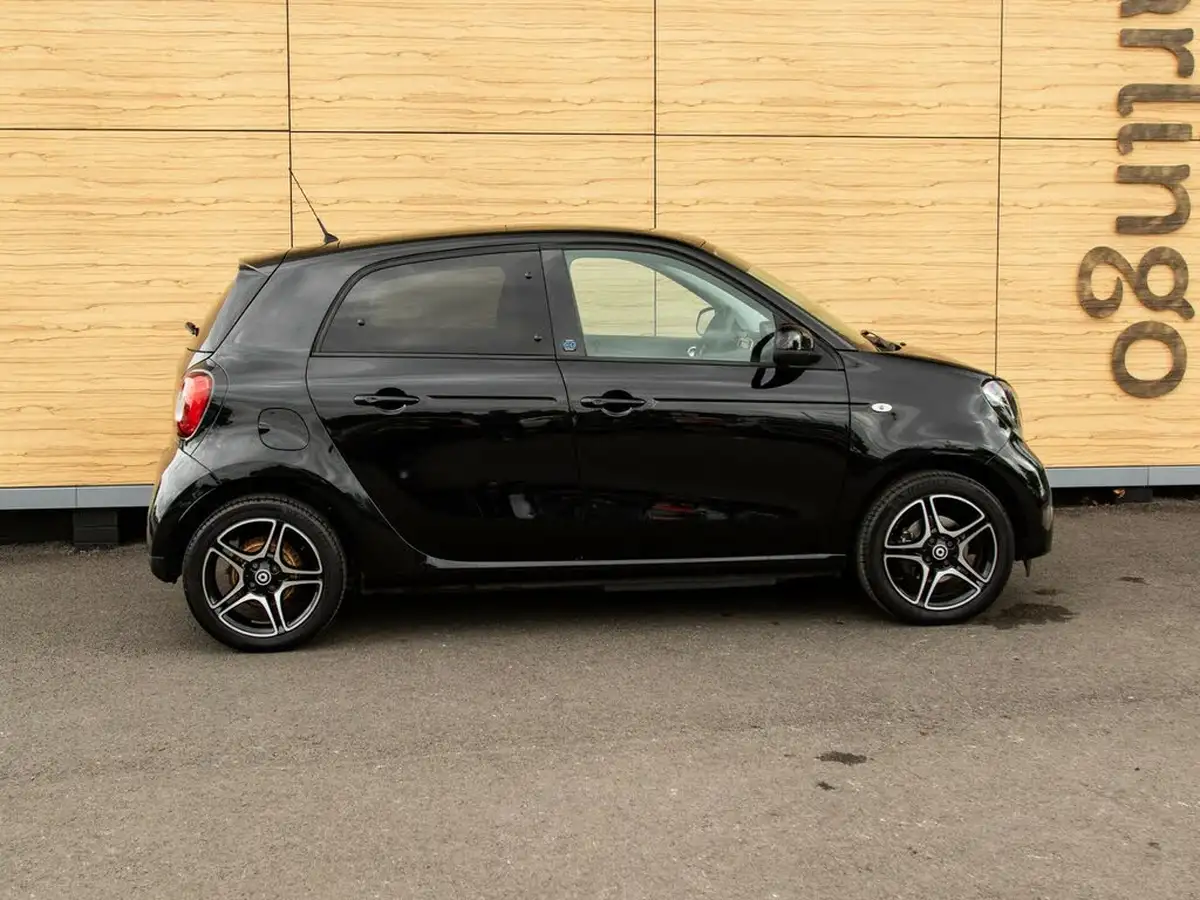 2021-smart-forfour-eq-premium-big-11