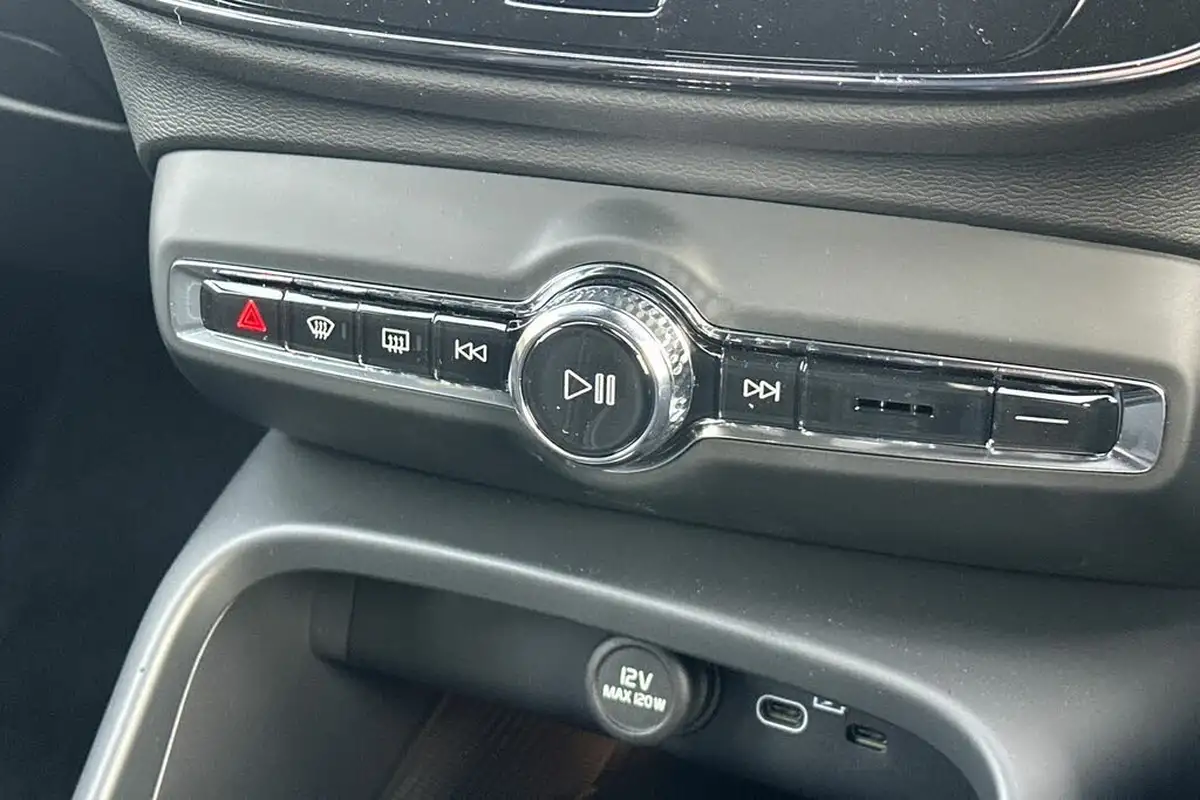 2024-volvo-xc40-20-b3-plus-big-13