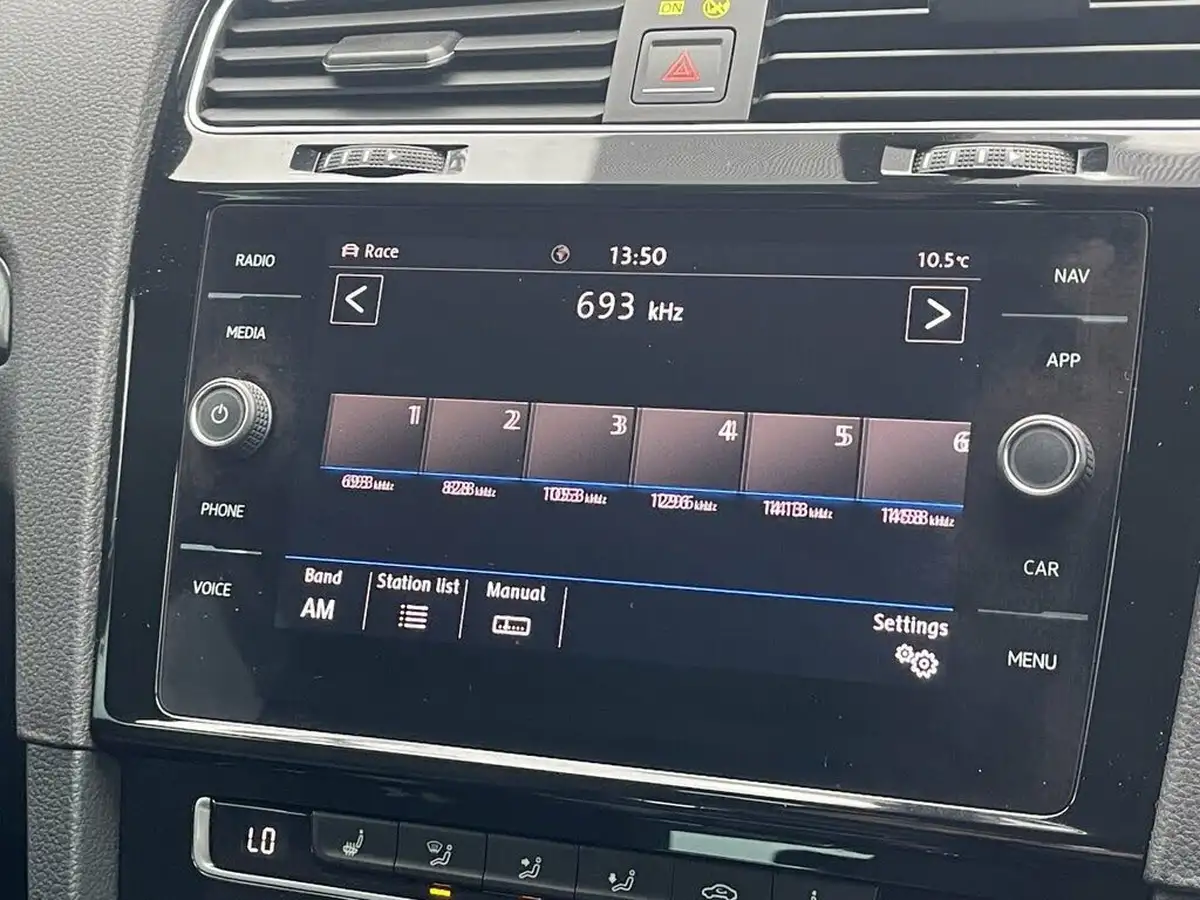 2018-volkswagen-golf-20-tsi-r-estate-5d-dsg-big-21