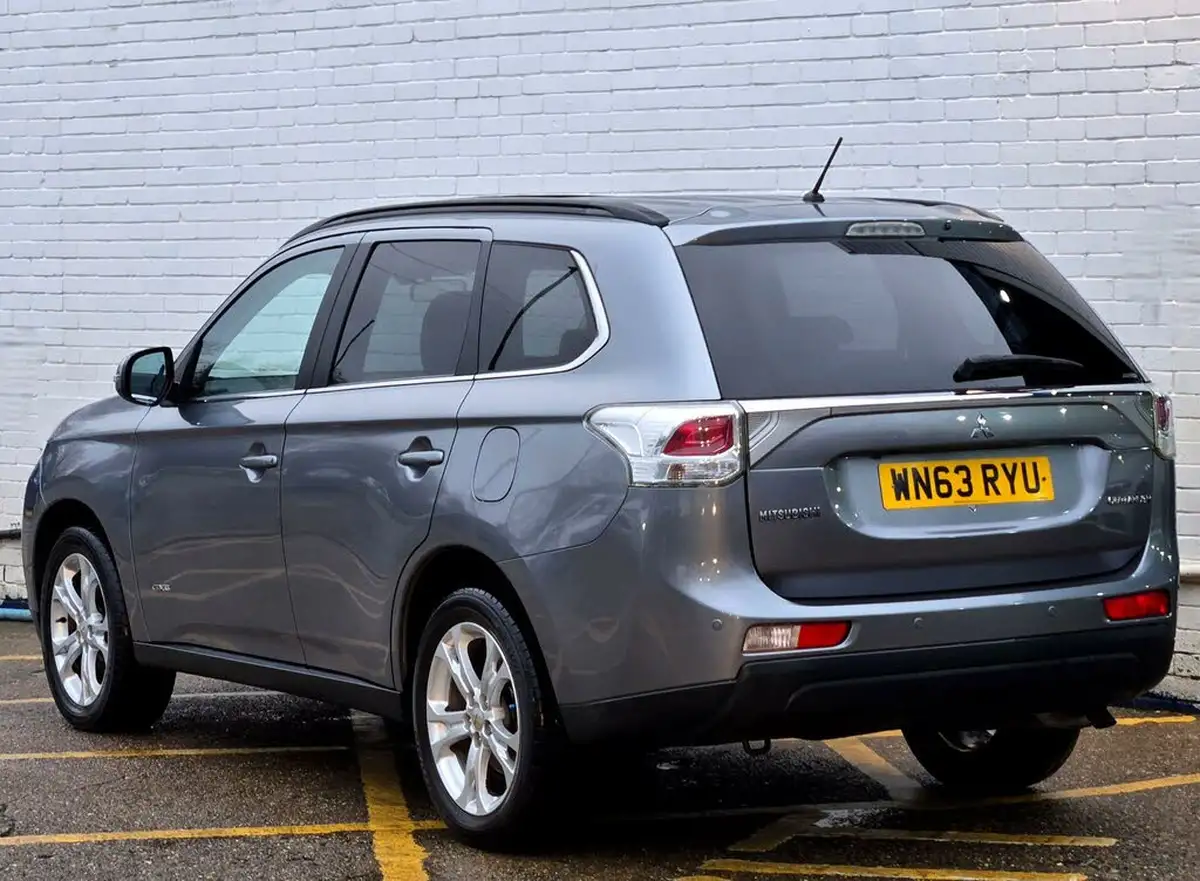 2013-mitsubishi-outlander-22di-d-gx4-big-32