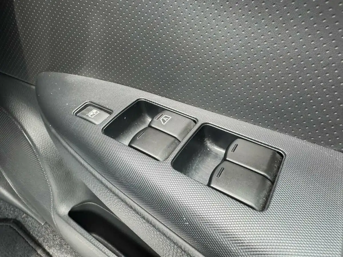 2011-nissan-note-14-n-tec-big-30